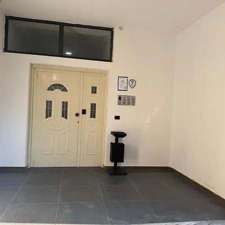 Leo Apartment